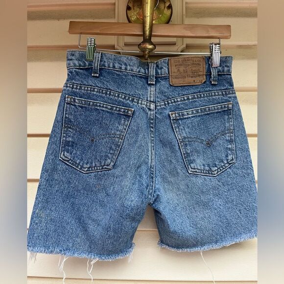 Levi’s blue denim shorts, front pockets, zipper closure, hem fringes, 25 - Picture 5 of 7